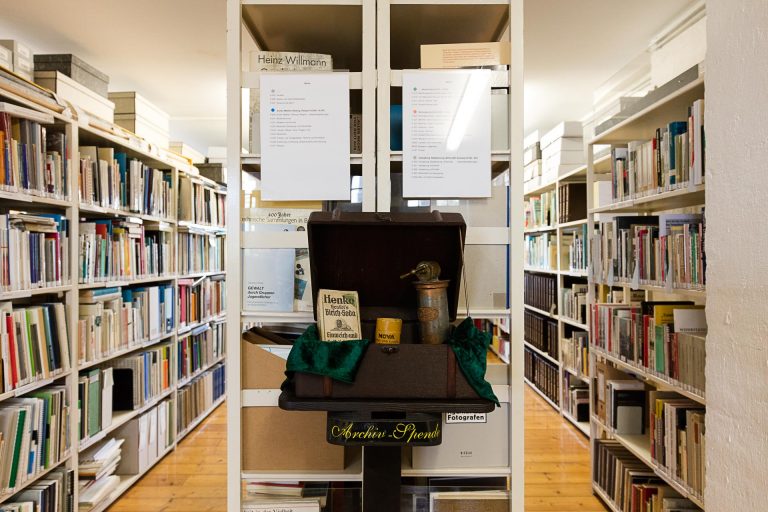 Blick in die Bibliothek des FHXB Friedrishain-Kreuzberg Museums