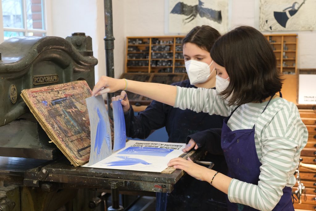 In der Druckerei des FHXB Friedrichshain-Kreuzberg Museums findet die Kinderhandpresse statt, ein Druckworkshop für junge menschen.
